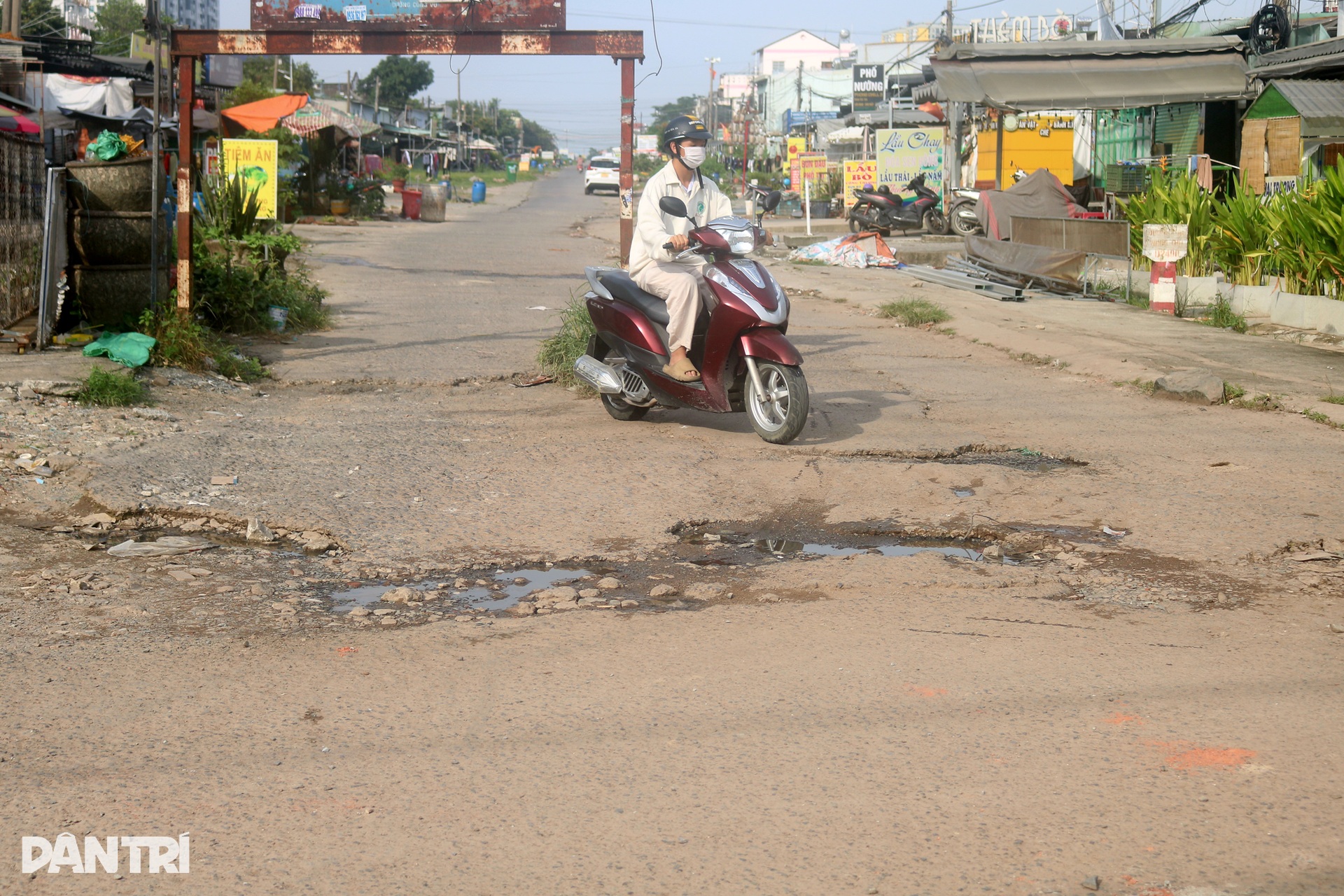 Sinh viên khổ sở vì ổ gà, ổ voi giăng đặc ở làng đại học - 7