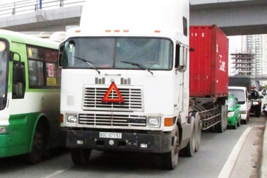 Container, taxi, xe tải đâm liên hoàn trên xa lộ Hà Nội