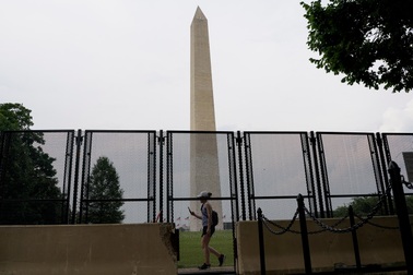 Mỹ dựng "pháo đài" kim loại bảo vệ cuộc duyệt binh hoành tráng