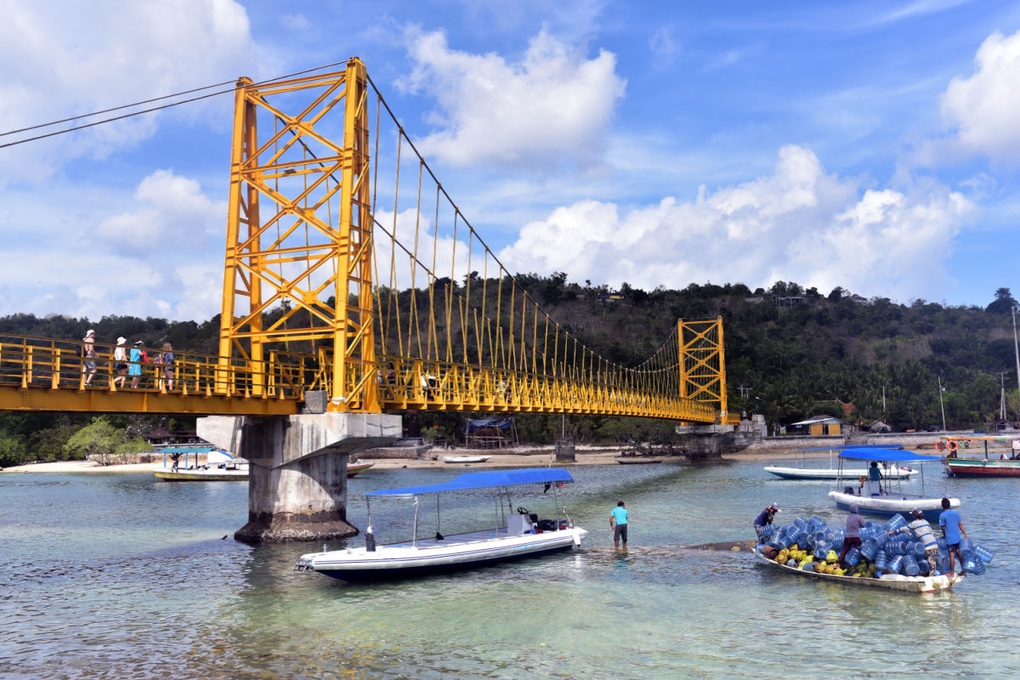 Du khách 59 tuổi văng khỏi cầu ở độ cao 10m tại Bali vì phanh xe hỏng - 1 Du khách 59 tuổi văng khỏi cầu ở độ cao 10m tại Bali vì phanh xe hỏng - 1