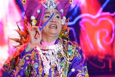 Xuân Hinh múa hầu đồng khiến khán giả choáng ngợp