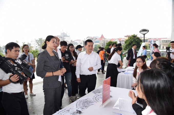 Giám đốc sở LĐ-TB&XH Hà Nội Bạch Liên Hương và Bí thứ Huyện Ủy Đông Anh Lê Trung Kiên, cùng các vị lãnh đạo trò chuyện với các doanh nghiệp và người lao động tham gia phiên GDVL