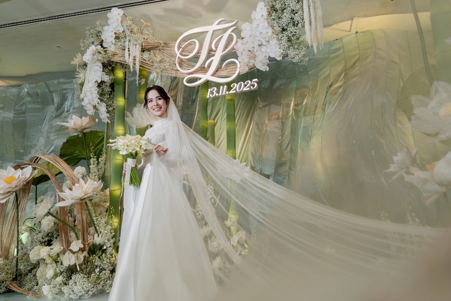 Hương Liên bật khóc bên chồng hơn 12 tuổi trong đám cưới hào môn xa hoa - 1 Hương Liên bật khóc bên chồng hơn 12 tuổi trong đám cưới hào môn xa hoa - 1