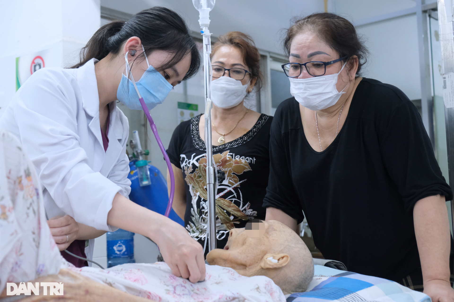 Đêm trực sống - chết của bác sĩ cấp cứu: Con người, đâu phải cái máy - 3 Đêm trực sống - chết của bác sĩ cấp cứu: Con người, đâu phải cái máy - 3