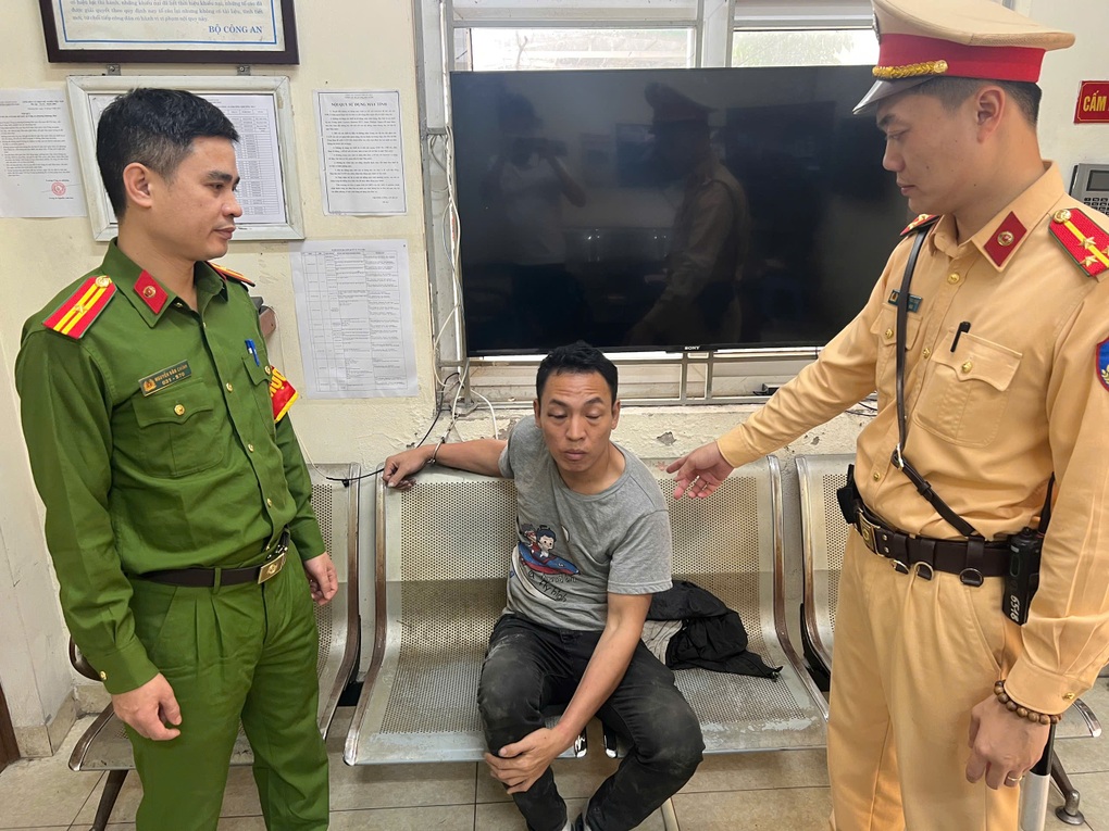 Hà Nội: CSGT khống chế đối tượng nghi ngáo đá hành hung người đi đường - 2 Hà Nội: CSGT khống chế đối tượng nghi ngáo đá hành hung người đi đường - 2