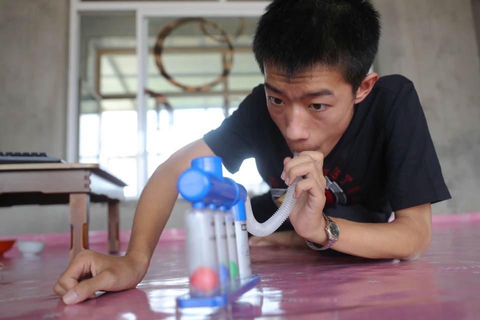 Nam sinh teo cơ vượt nỗi đau bệnh tật để giành suất vào đại học - 2 Nam sinh teo cơ vượt nỗi đau bệnh tật để giành suất vào đại học - 2