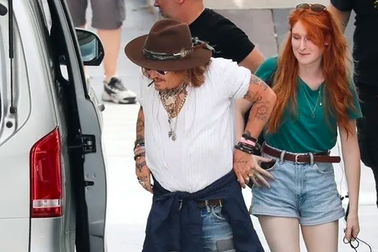 "Cướp biển" Johnny Depp nói gì về bóng hồng bí ẩn bên cạnh?