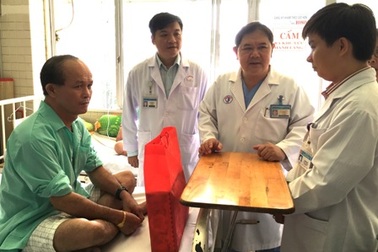 Miễn viện phí cho “hiệp sĩ” bị cướp đâm xuyên cổ