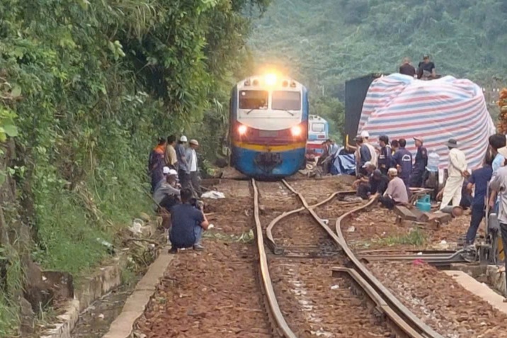 ផ្លូវរថភ្លើងខាងជើង-ខាងត្បូងបើកដំណើរការឡើងវិញ បន្ទាប់ពីរថភ្លើងធ្លាក់ផ្លូវ Hai Van Pass - ១ Đường sắt Bắc - Nam thông tuyến sau sự cố tàu trật bánh trên đèo Hải Vân - 1