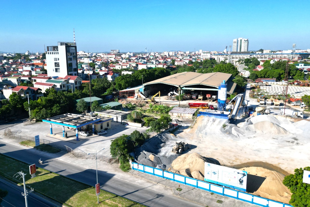 Ninh Bình di dời trạm trộn bê tông khổng lồ khỏi trung tâm thành phố - 4 Ninh Bình di dời trạm trộn bê tông khổng lồ khỏi trung tâm thành phố - 4