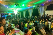 Người dân Nghệ An đổ về nhà Công Phượng chia vui