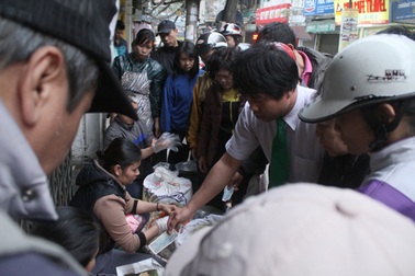 Quán xôi vỉa hè thu hàng chục triệu đồng mỗi ngày