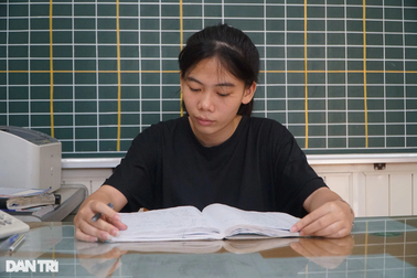 Nữ sinh dân tộc quyết giành "vé" đại học tặng bà nội và người cha đã khuất