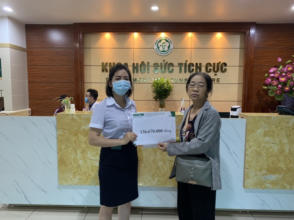 Người mẹ nghẹn ngào đón nhận quà bạn đọc Dân trí giúp đỡ - 1 Người mẹ nghẹn ngào đón nhận quà bạn đọc Dân trí giúp đỡ - 1