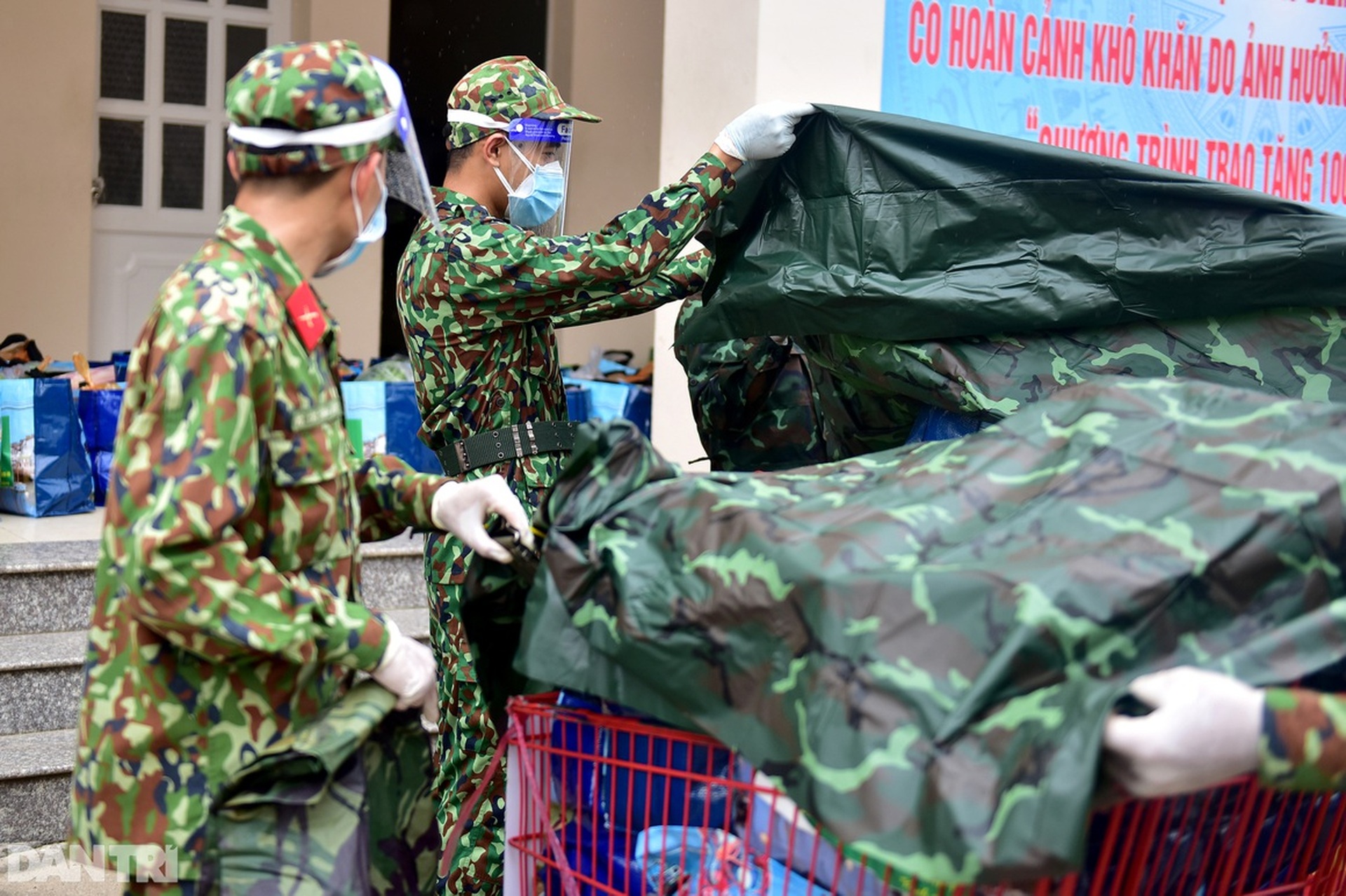 Bộ đội dầm mưa, trao quà tự tăng gia sản xuất cho người dân TPHCM - 3
