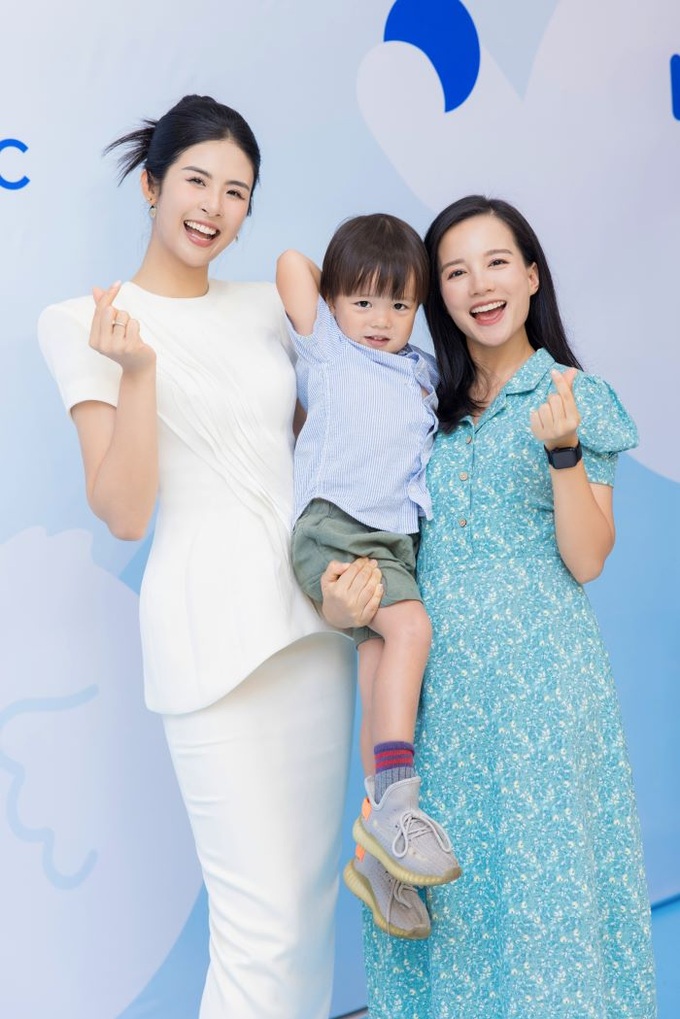 Trang Moon (MC Minh Trang) là bà mẹ đảm đang với 4 con nhỏ