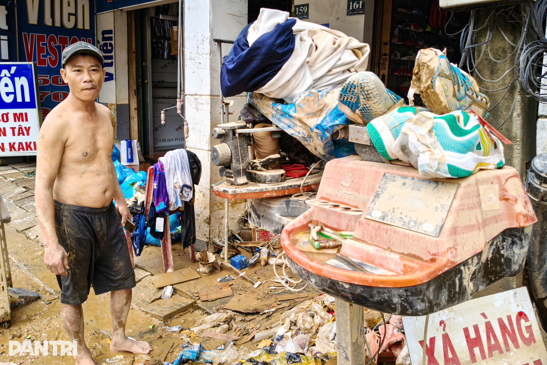 Gia đình tôi không còn đồ dùng gì nguyên vẹn sau khi nước rút! - 9 Gia đình tôi không còn đồ dùng gì nguyên vẹn sau khi nước rút! - 9