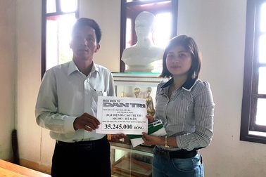 Trao hơn 35 triệu đồng hỗ trợ mai táng bà Cao Thị Thí