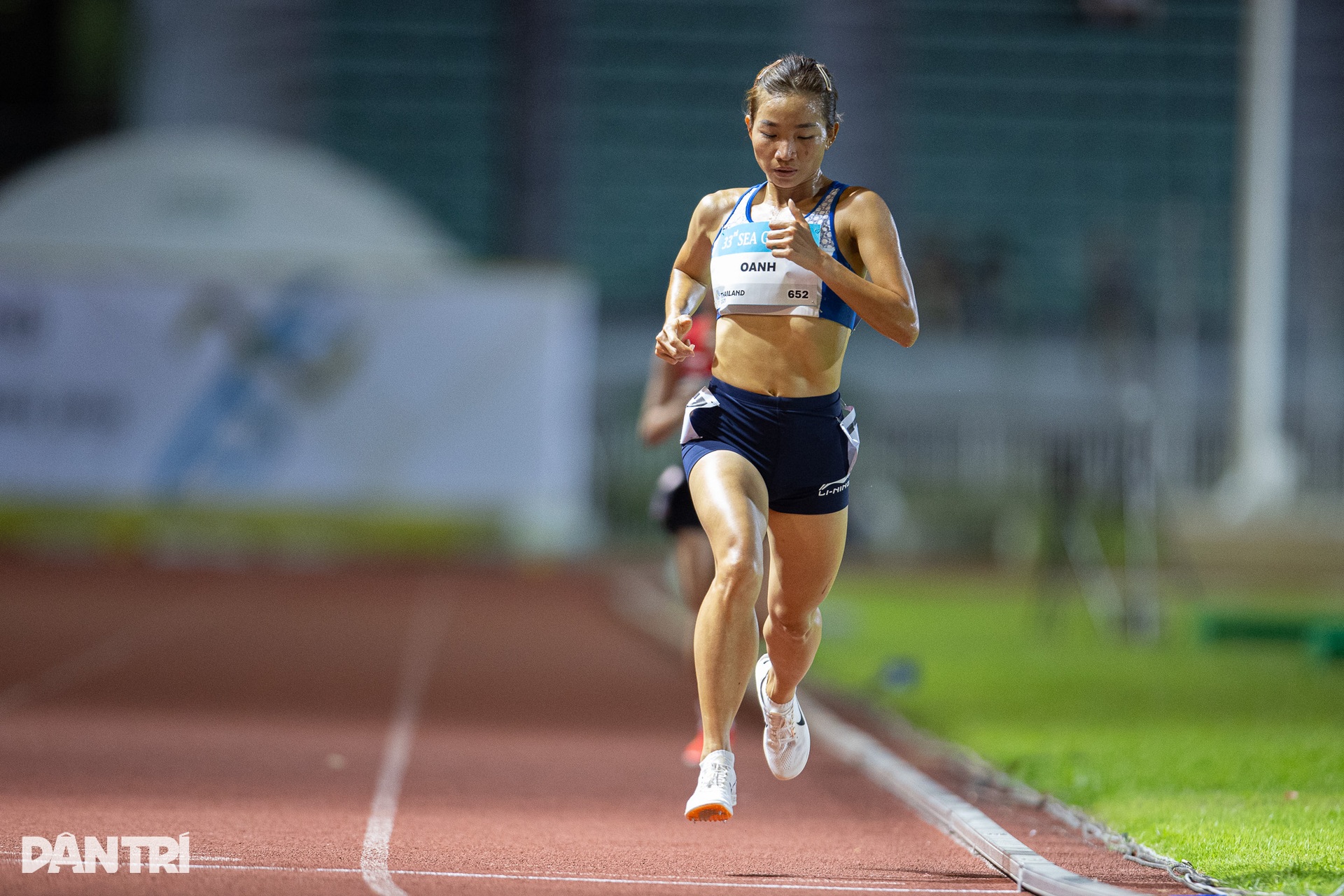 Nguyen Thi Oanh och Le Thi Tuyet lämnade sina motståndare i dammen i 10 000 m – lopp över fyra distanser. Nguyễn Thị Oanh và Lê Thị Tuyết khiến đối thủ “hít khói” ở cự ly 10.000m - 4