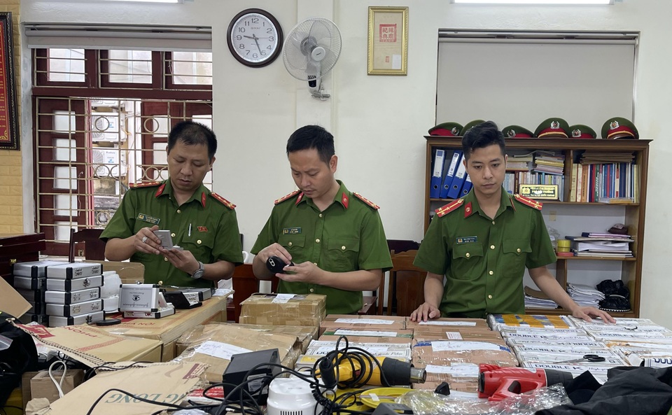 Phát hiện số lượng lớn thiết bị, dụng cụ cờ bạc bịp - 1 Phát hiện số lượng lớn thiết bị, dụng cụ cờ bạc bịp - 1