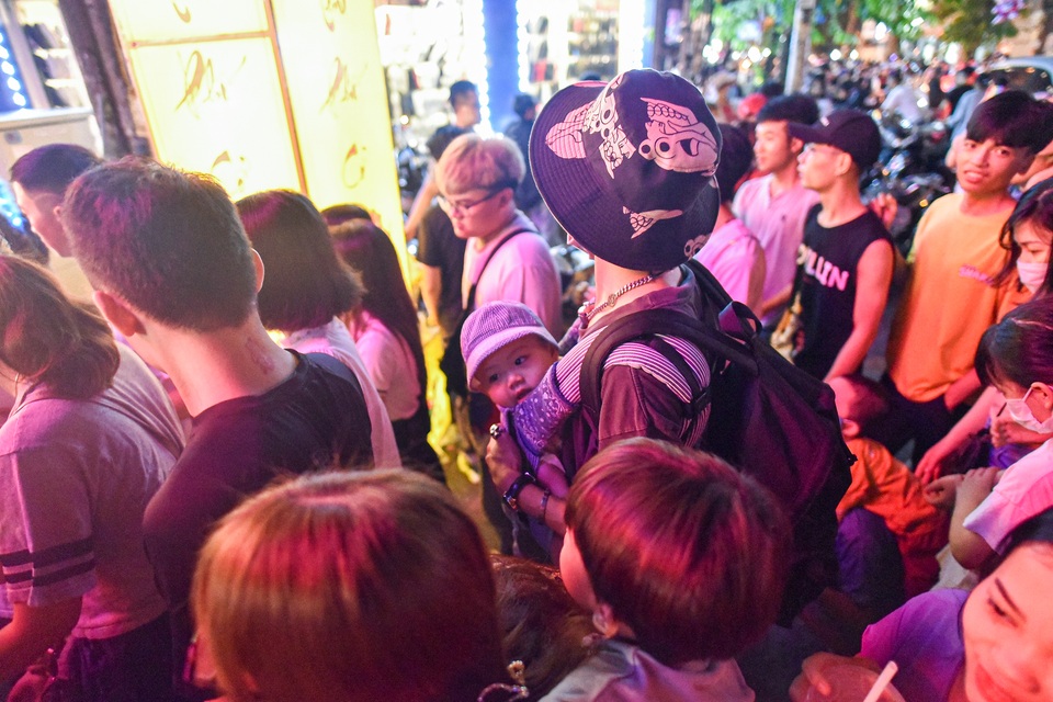 Trung thu: Người lớn chen vã mồ hôi, trẻ em mếu máo vì kẹt giữa biển người - 14