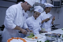 Có nên cho con tiếp tục ôn thi đại học hay học nghề?