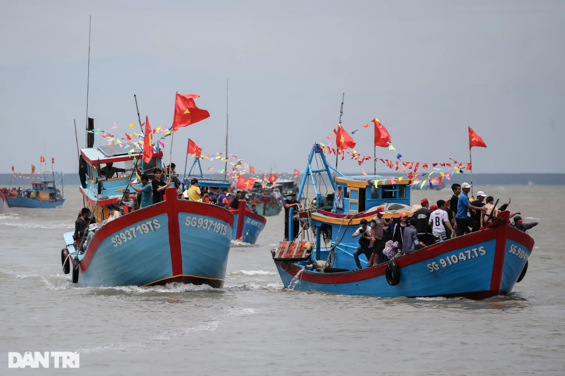 Hàng nghìn người dân đổ ra đường đón đoàn rước Nghinh Ông - 1 Hàng nghìn người dân đổ ra đường đón đoàn rước Nghinh Ông - 1