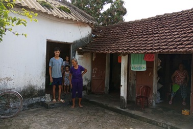 Quỹ tín dụng “đóng băng”, dân nghèo mòn mỏi chờ trong vô vọng