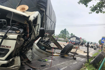 Xe tải rụng 2 bánh sau tai nạn liên hoàn