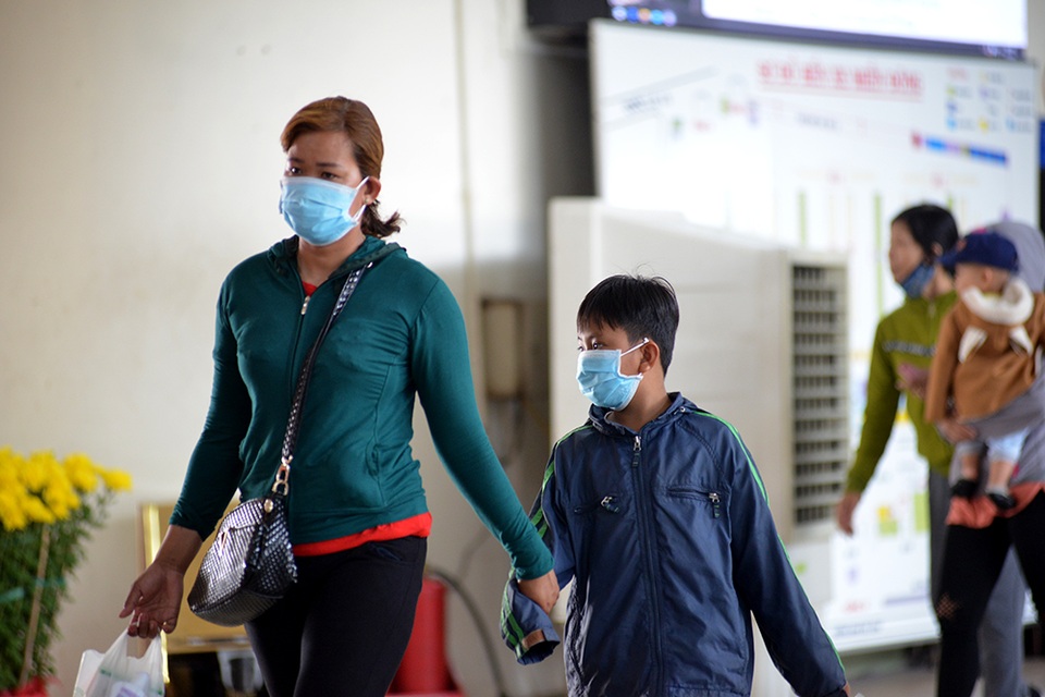Hành khách đeo khẩu trang kín mít ở sân bay, bến xe phòng virus Corona - 10 Hành khách đeo khẩu trang kín mít ở sân bay, bến xe phòng virus Corona - 10