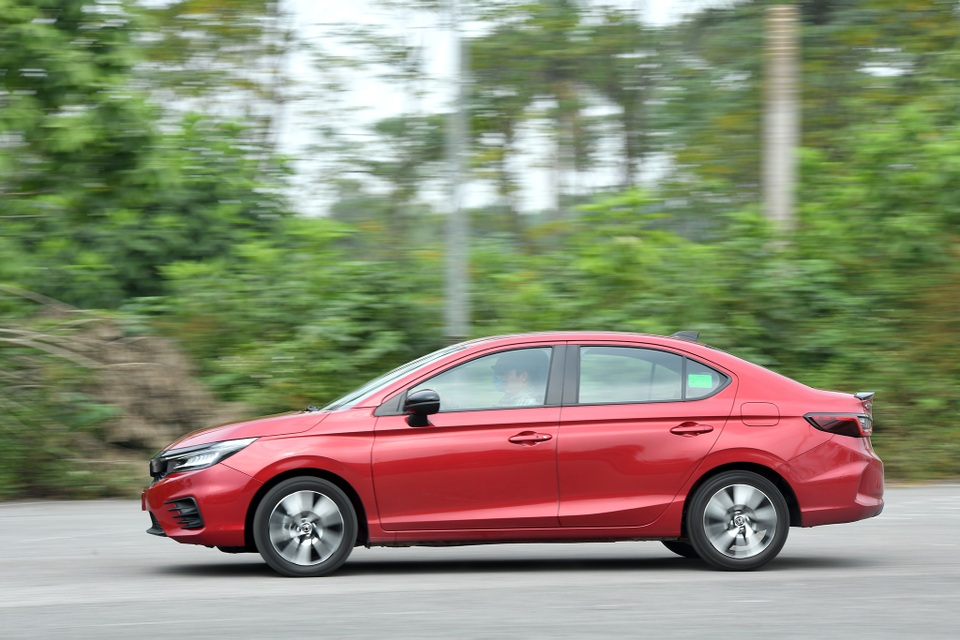 So sánh Honda City RS và Toyota Vios GR-S: Đồng hương tương tàn - 12 So sánh Honda City RS và Toyota Vios GR-S: Đồng hương tương tàn - 12