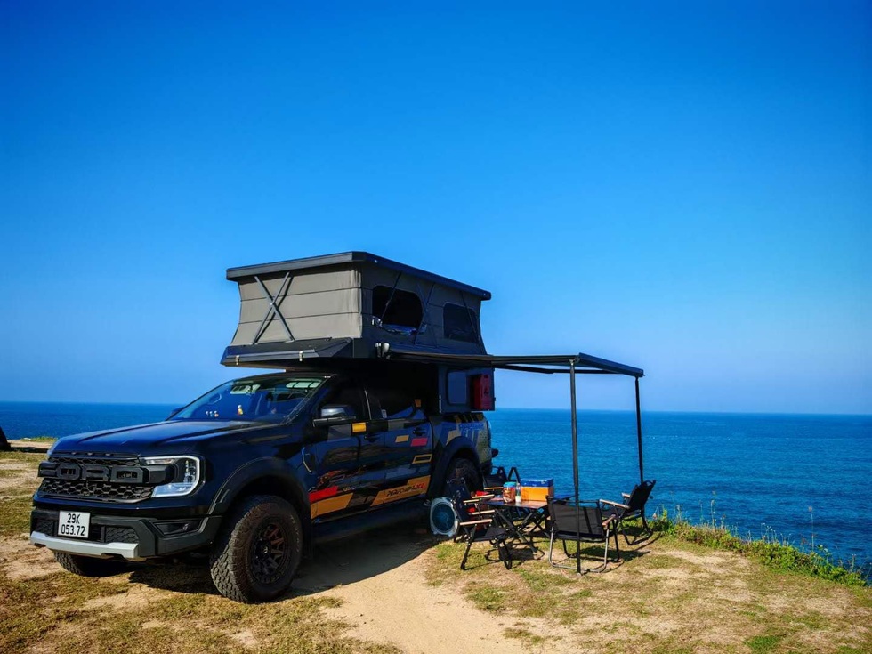 Con trai bỏ 300 triệu biến xe thành nhà di động đưa bố đẻ, bố vợ xuyên Việt - 2