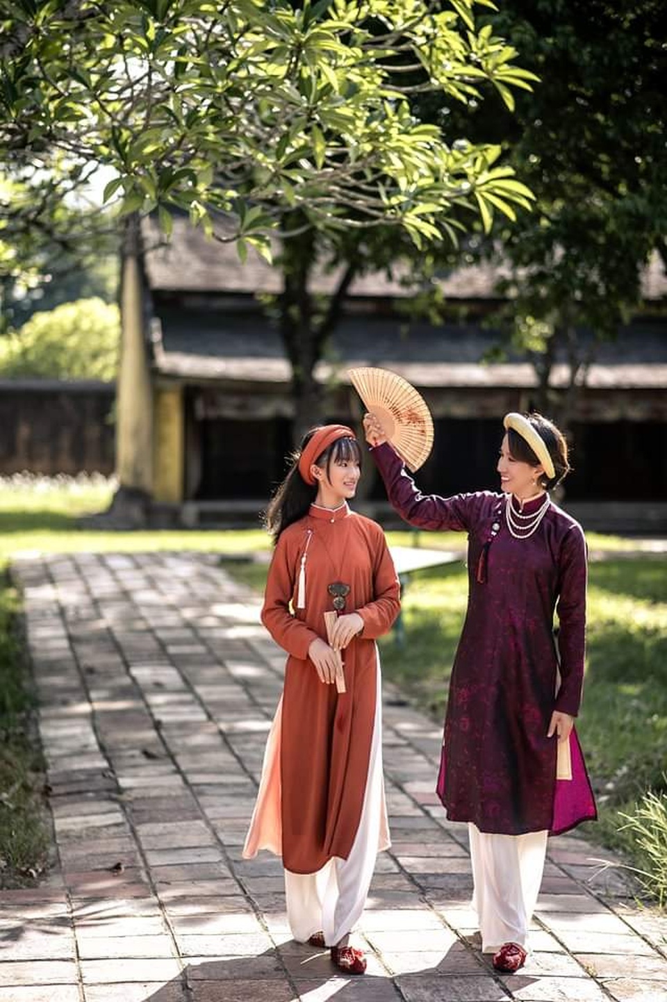 Thích thú hình ảnh cán bộ Sở vận áo dài khăn đóng xưa đi làm ngày đầu tuần - 11 Thích thú hình ảnh cán bộ Sở vận áo dài khăn đóng xưa đi làm ngày đầu tuần - 11