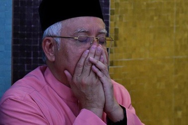 Vừa thua cuộc, cựu thủ tướng Malaysia bị cấm rời nước