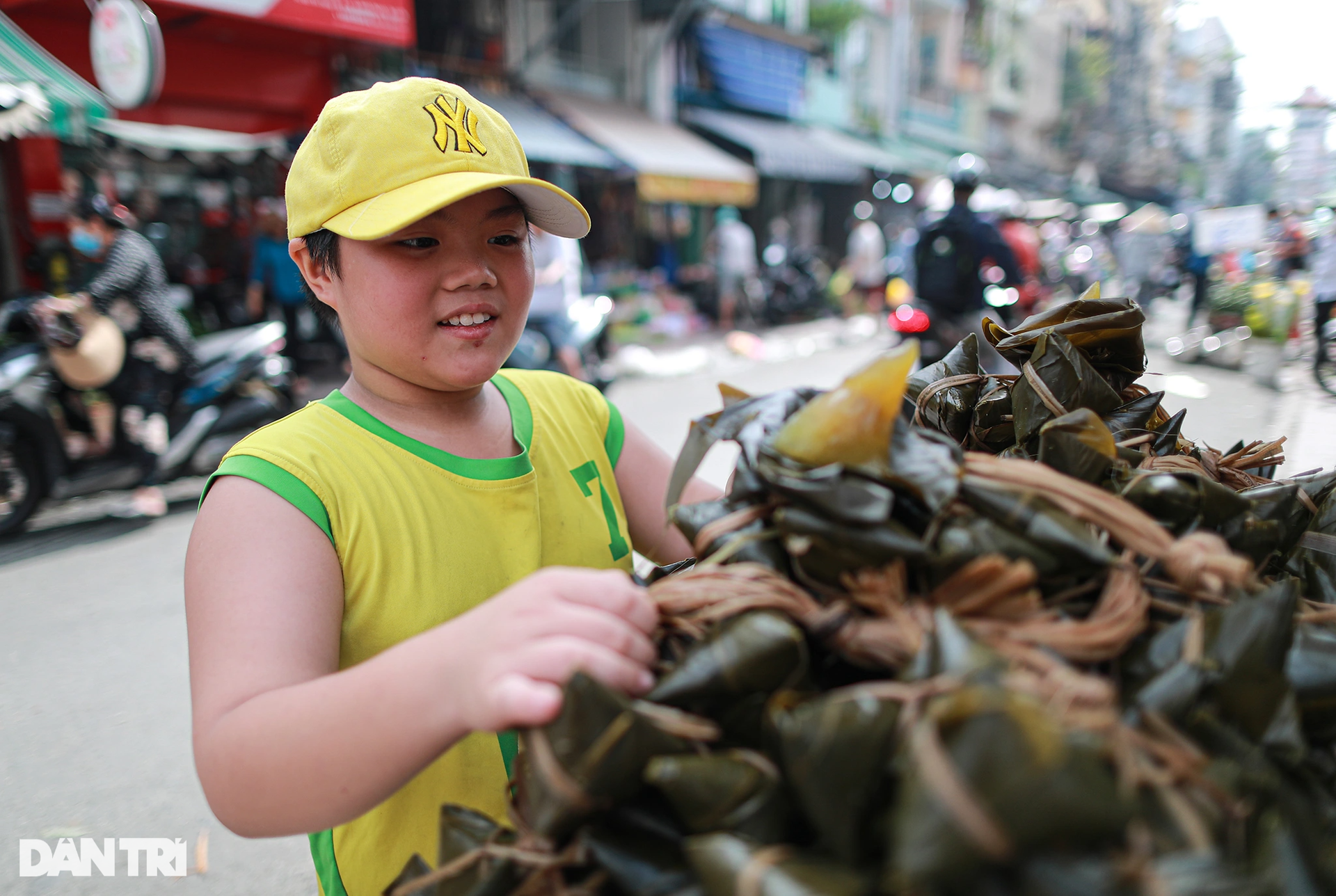 Người dân TPHCM tay xách nách mang mua lá xông, bánh ú cúng Tết Đoan Ngọ - 8 Người dân TPHCM tay xách nách mang mua lá xông, bánh ú cúng Tết Đoan Ngọ - 8