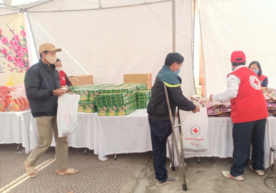 Chợ Tết nhân đạo ở TP Hòa Bình trao hàng nghìn suất quà tới người nghèo - 5