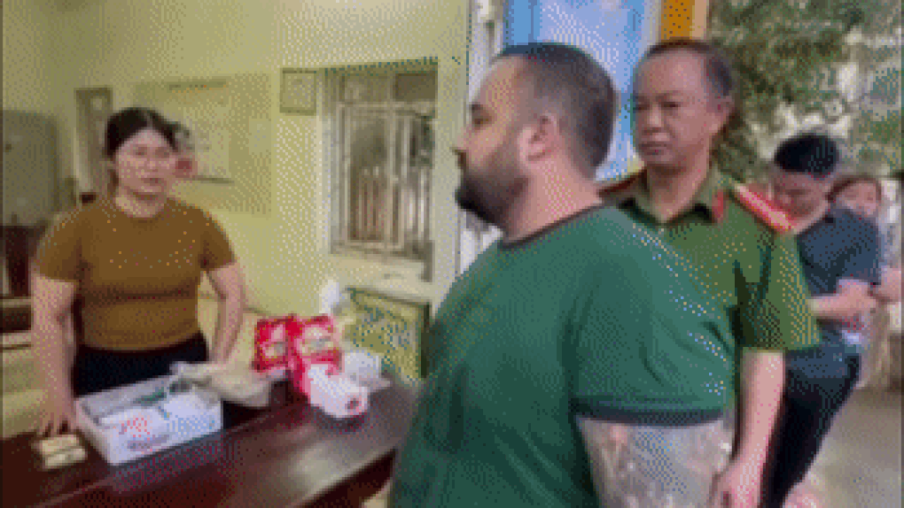 Thủ đoạn trộm cắp tinh vi của 3 du khách nước ngoài - 2 Thủ đoạn trộm cắp tinh vi của 3 du khách nước ngoài - 2