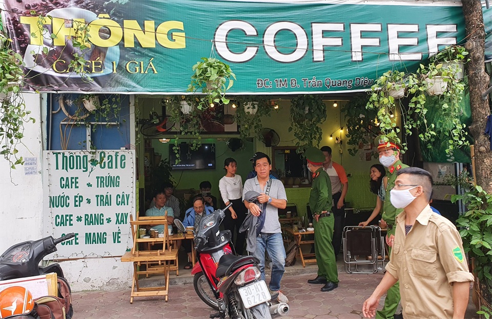Công an hối hả đi vận động, hàng loạt quán cà phê ở Hà Nội đóng cửa - 2 Công an hối hả đi vận động, hàng loạt quán cà phê ở Hà Nội đóng cửa - 2
