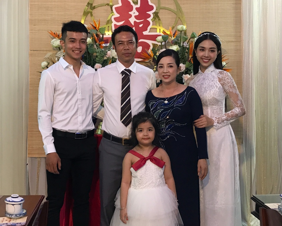 Á hậu Thúy An đeo vàng trĩu cổ trong lễ Vu quy - 2