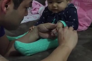 Cậu bé đáng yêu giả vờ khóc để trêu đùa cha mình.