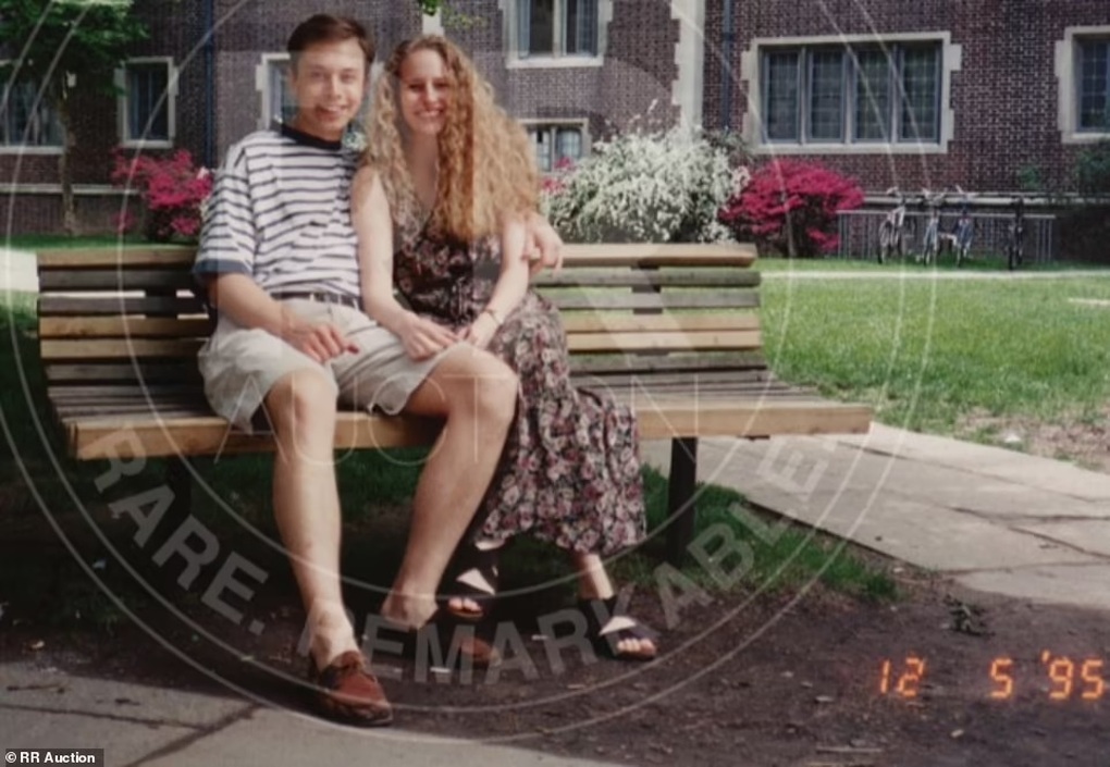 Tình đầu thời Đại học của tỷ phú Elon Musk rao bán tất cả kỷ vật - 11 Tình đầu thời Đại học của tỷ phú Elon Musk rao bán tất cả kỷ vật - 11