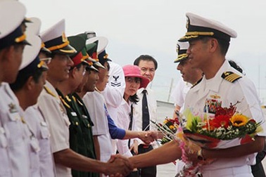 Đại tá gốc Việt dẫn đầu hai chiến hạm Mỹ thăm Đà Nẵng