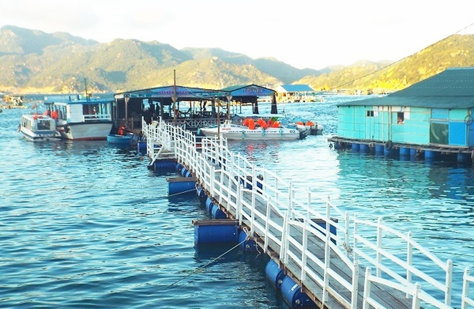 Khánh Hòa siết nhà hàng bè nổi đón du khách trên biển - 1 Khánh Hòa siết nhà hàng bè nổi đón du khách trên biển - 1
