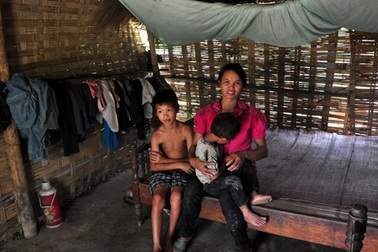 Xót xa trước cảnh mẹ ôm 2 con trong ngôi nhà... rách