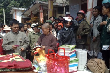 Nhà Chùa cùng các phật tử tham gia hỗ trợ người dân bị lũ lụt miền Trung