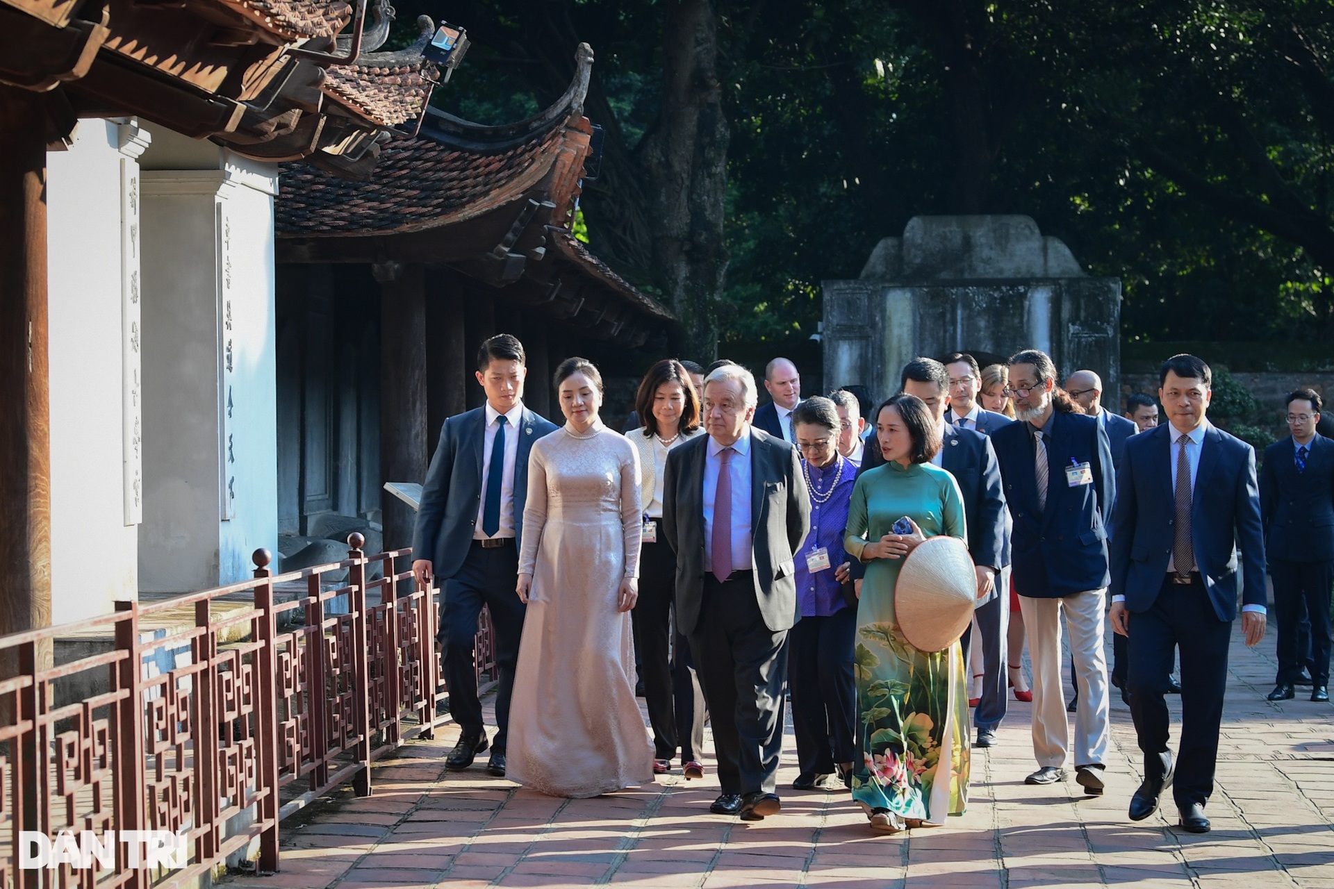 Tổng thư ký Liên hợp quốc thăm Văn Miếu, đi dạo hồ Hoàn Kiếm - 9