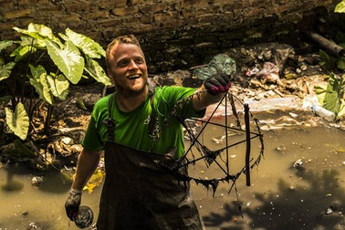 "Ông Tây lội mương thối" và hành trình 3 năm nhặt hàng nghìn tấn rác ở Hà Nội