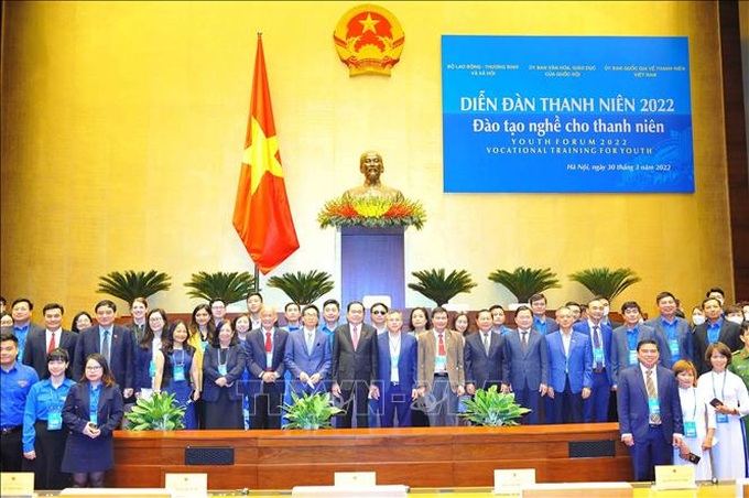 Phó Chủ tịch Thường trực Quốc hội Trần Thanh Mẫn chụp ảnh chung cùng các đại biểu. (Ảnh: TTXVN)