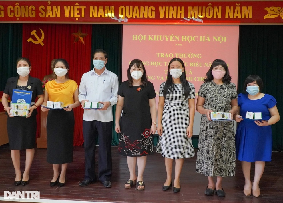 Tiếp tục trao hàng trăm triệu đồng giúp học sinh nghèo học trực tuyến - 2 Tiếp tục trao hàng trăm triệu đồng giúp học sinh nghèo học trực tuyến - 2