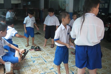 Cám cảnh trường nghèo